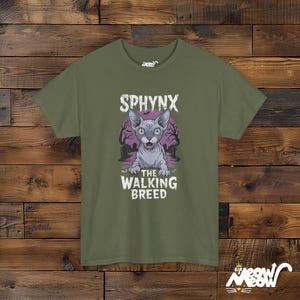 歩く犬種スフィンクス、ゾンビ猫、面白いハロウィーンデザイン、猫好きへのギフト、ユニセックスTシャツ Military Green