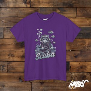 Scuba Cat-T-shirt: onderwateravontuurontwerp voor kattenliefhebbers Purple