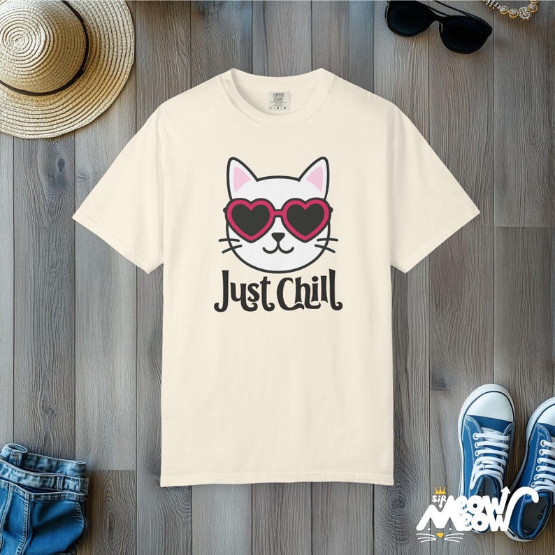 Maglietta Just Chill Cat: maglietta grafica Comfort Colors Kawaii Kitty Ivory