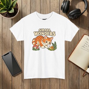 Camiseta Small Wonders con diseño de gato y caracol, regalo para amantes de la naturaleza y el bosque, Gildan 5000 White
