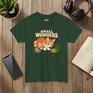 Camiseta Small Wonders con diseño de gato y caracol, regalo para amantes de la naturaleza y el bosque, Gildan 5000 Forest Green