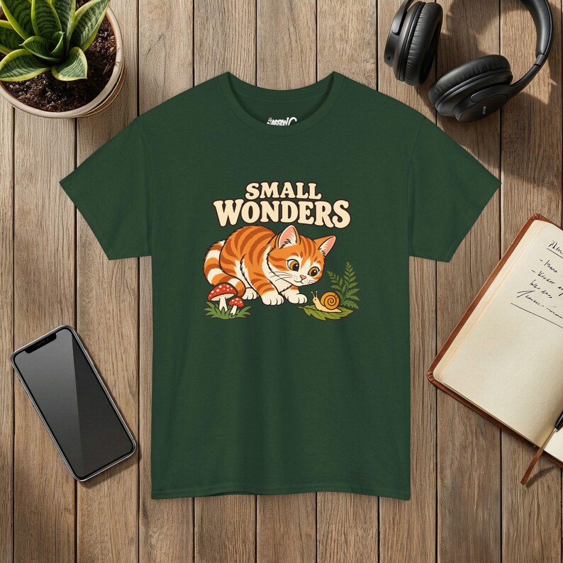 Camiseta Small Wonders con diseño de gato y caracol, regalo para amantes de la naturaleza y el bosque, Gildan 5000 Forest Green