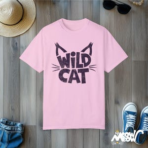 Camiseta de gato salvaje: camiseta con gráficos desgastados, regalo para amantes de los gatos Blossom