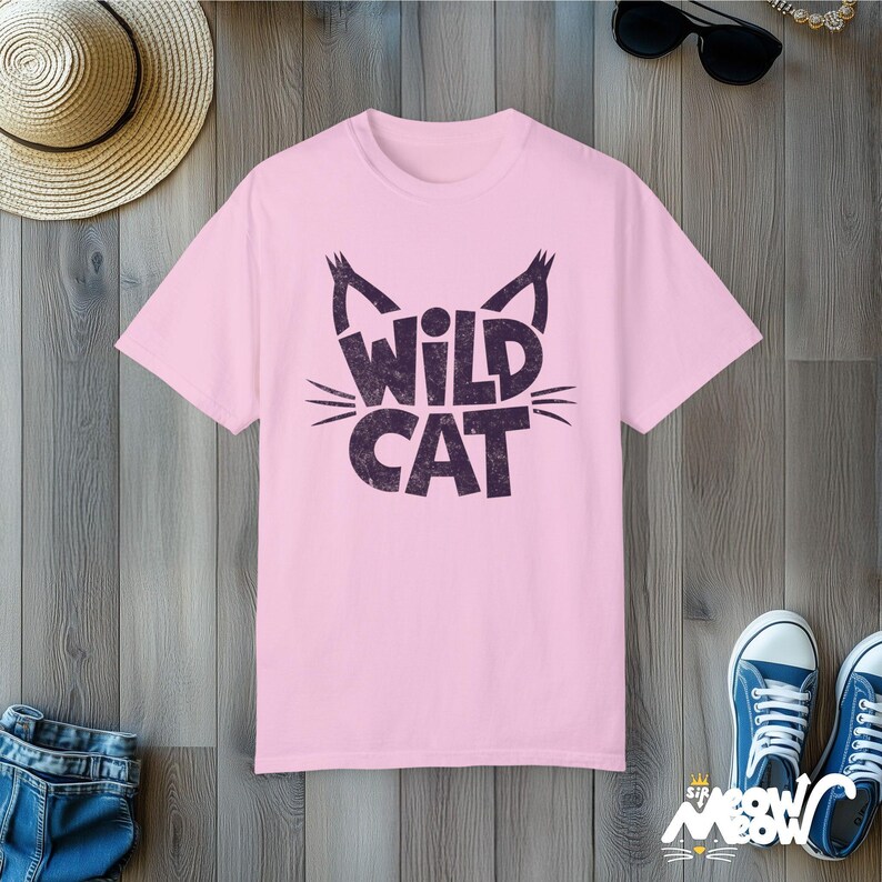 Camiseta de gato salvaje: camiseta con gráficos desgastados, regalo para amantes de los gatos Blossom