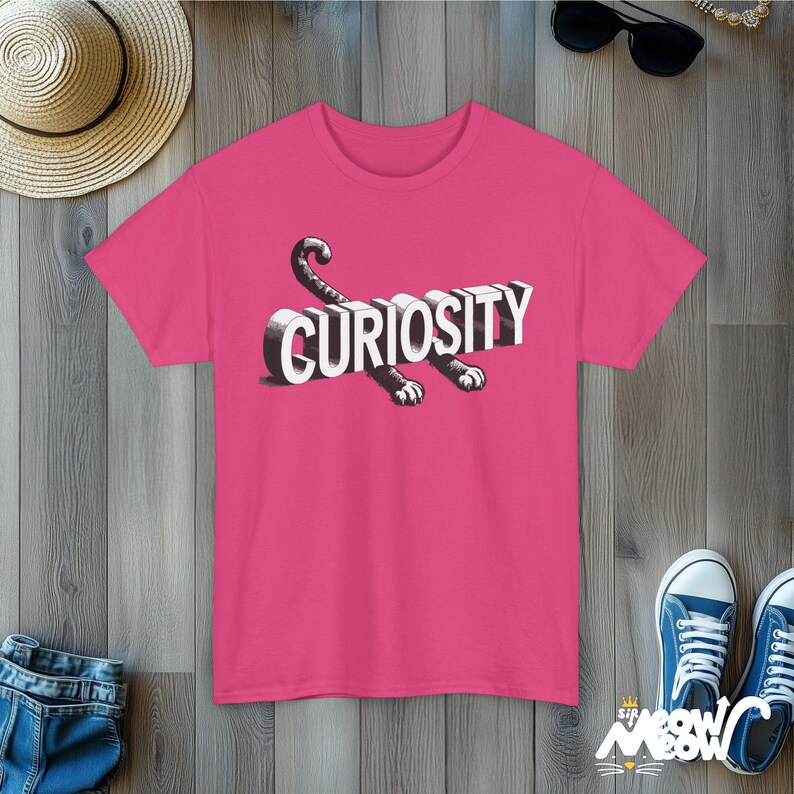 Camiseta unissex Curious Cat: presente divertido para quem ama gatos Heliconia