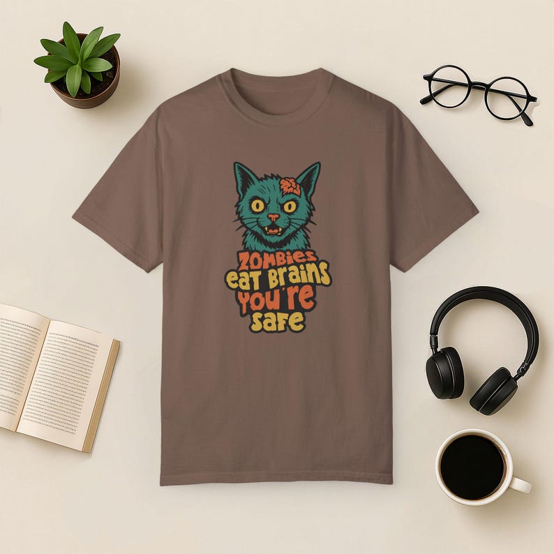 Zombie Cat Comfort Colors T-shirt: Rolig Halloween-tröja Espresso