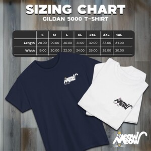 Puede incluir: Camisetas Gildan 5000 azul marino y blancas con el logo "Sir Meow Meow". Una tabla de tallas muestra las medidas de largo y ancho en cm para las tallas S a 4XL. Las camisetas est&aacute;n dobladas y apiladas.