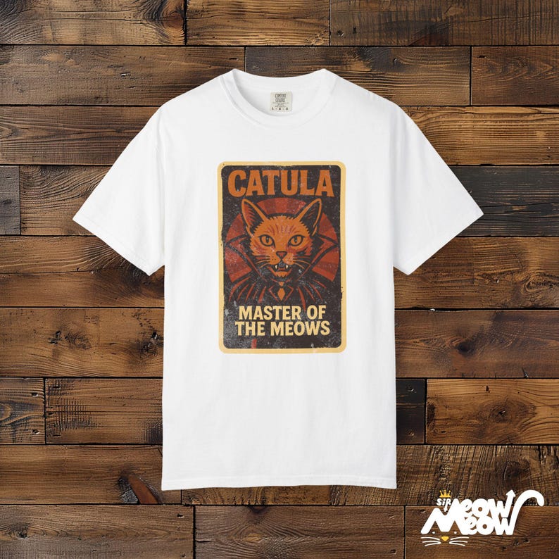 Camisa Catula de Comfort Colors: divertida camiseta de Halloween con gato vampiro White