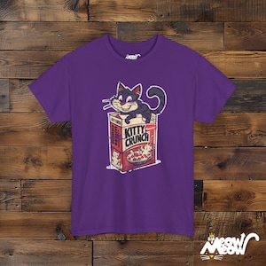 Koszulka Kitty Crunch: Zabawna koszulka z nadrukiem pudełka płatków śniadaniowych dla kota Purple