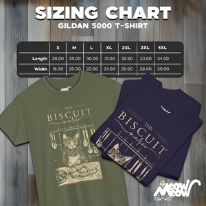 Pu&ograve; includere: Due t-shirt con una grafica di un gatto e il testo "The Biscuit Maker". Le t-shirt sono di colore verde oliva e blu navy. Una tabella delle taglie mostra le misure di lunghezza e larghezza in centimetri per le taglie S a 4XL.