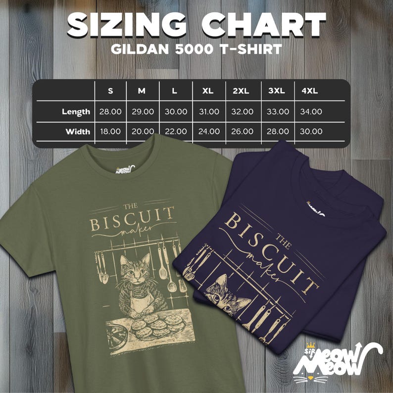 Pu&ograve; includere: Due t-shirt con una grafica di un gatto e il testo "The Biscuit Maker". Le t-shirt sono di colore verde oliva e blu navy. Una tabella delle taglie mostra le misure di lunghezza e larghezza in centimetri per le taglie S a 4XL.