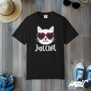 Maglietta Just Chill Cat: maglietta grafica Comfort Colors Kawaii Kitty Black