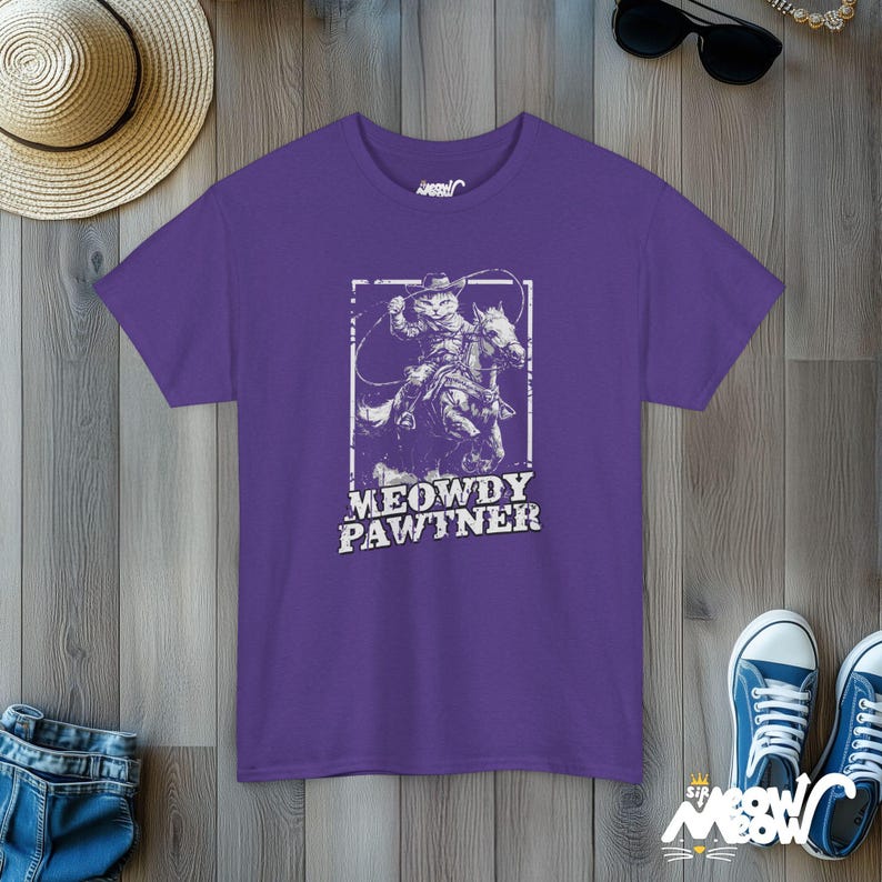 Camiseta engraçada de gato cowboy: Meowdy Pawtner Western Tee Lilac