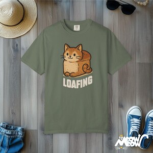 Comfort Colours Loafing Cat-T-shirt: Funny Kitty Bread-T-shirt Moss