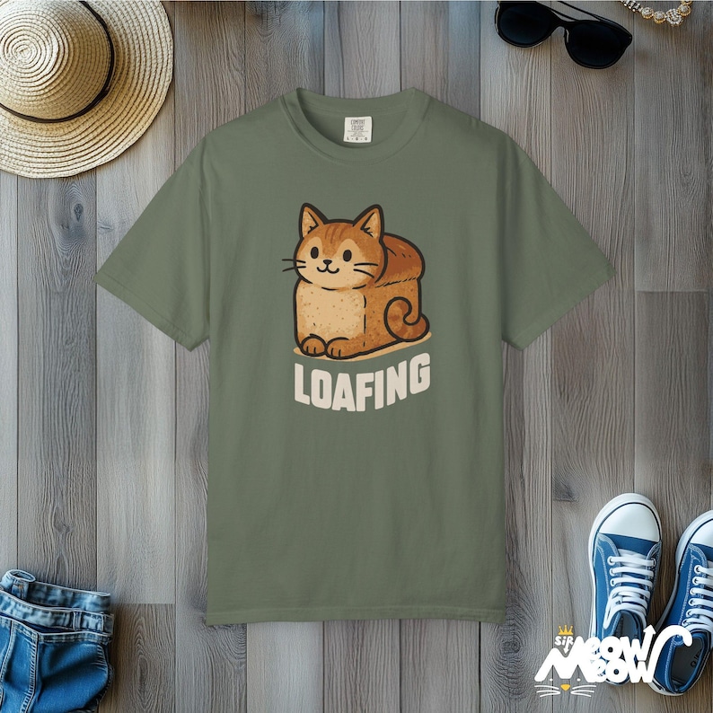 Comfort Colours Loafing Cat-T-shirt: Funny Kitty Bread-T-shirt Moss
