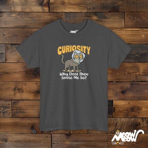 T-shirt grappig nieuwsgierige kat: Curiosity woordspeling, cadeau kattenliefhebber Dark Heather