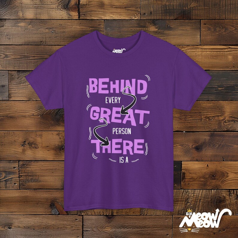 Camiseta divertida para amantes de los gatos: diseño frontal y posterior con gráfico de gatito. Purple