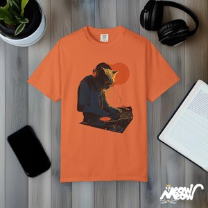 DJ Cat T-Shirt: Retro Plattenspieler Grafik-T-Shirt - Komfortfarben Burnt Orange