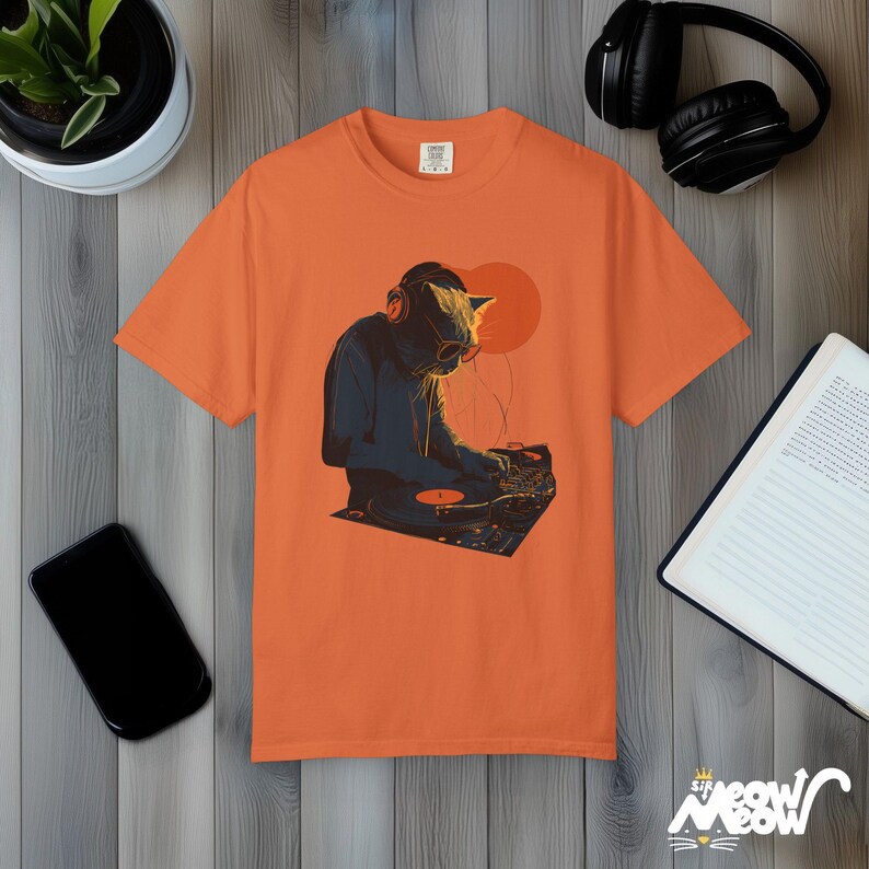 DJ Cat T-Shirt: Retro Plattenspieler Grafik-T-Shirt - Komfortfarben Burnt Orange