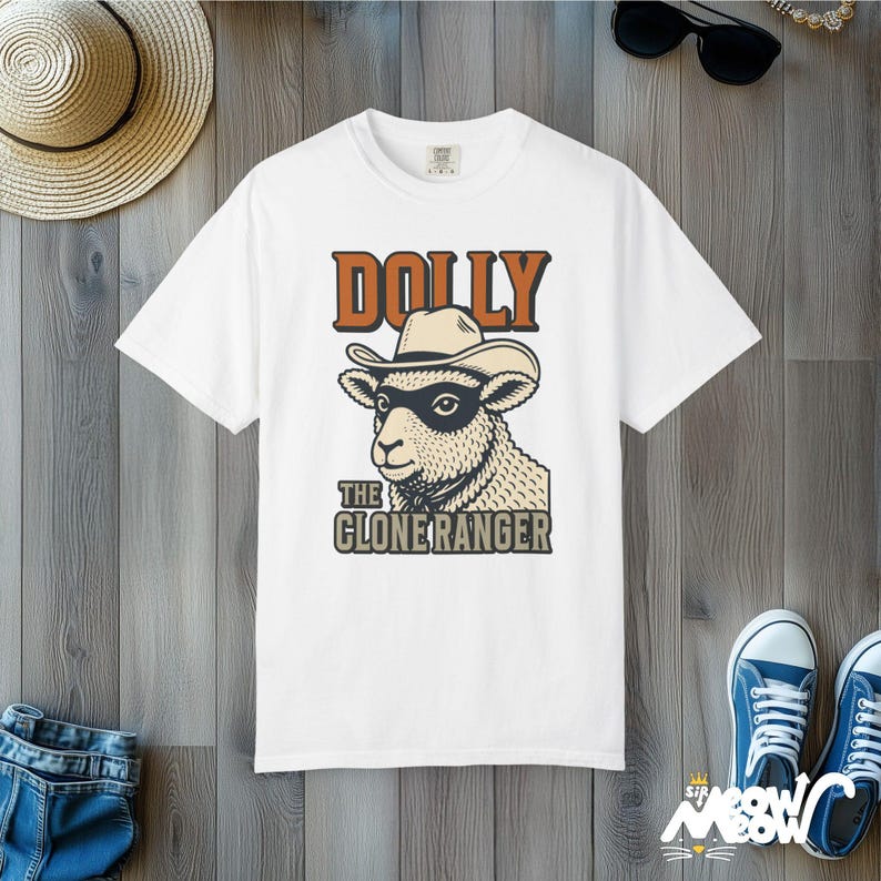 Camiseta de Dolly la Ranger Clonada: Divertida camiseta con estampado de oveja vaquera y colores cómodos. White