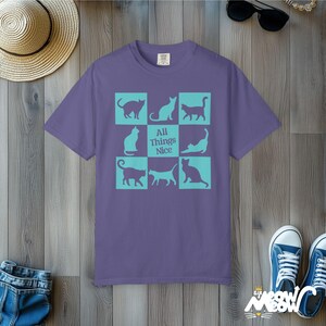 Minimalistyczna koszulka z sylwetką kota: Komfortowa koszulka unisex Grape
