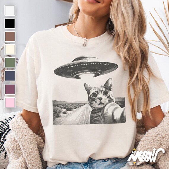 Funny Cat Selfie Alien Abduction T-Shirt: Quirky UFO Tee