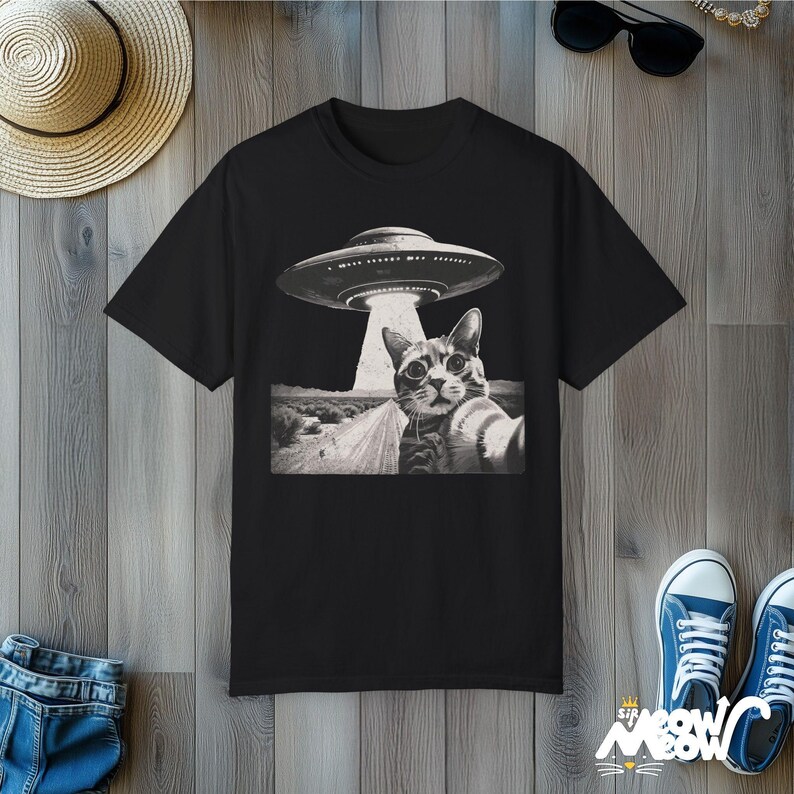 Funny Cat Selfie Alien Abduction T-Shirt: Quirky UFO Tee Black