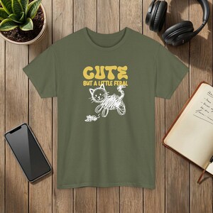 野良猫とネズミのグラフィックTシャツ、いたずら好きな猫のデザイン Military Green
