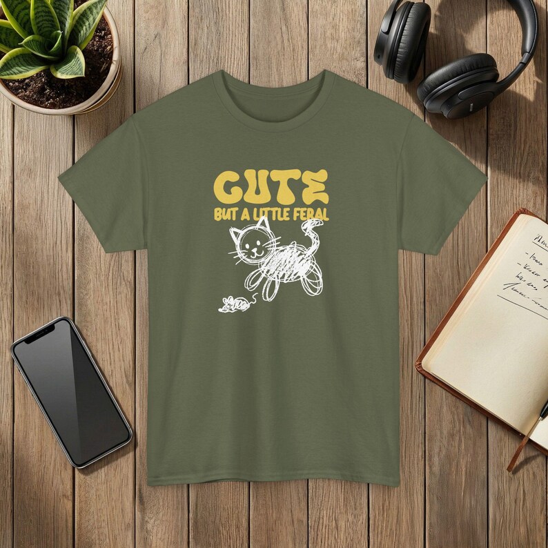 野良猫とネズミのグラフィックTシャツ、いたずら好きな猫のデザイン Military Green