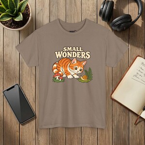 Camiseta Small Wonders con diseño de gato y caracol, regalo para amantes de la naturaleza y el bosque, Gildan 5000 Brown Savana