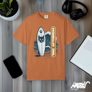 Camiseta Cat Surfs Up: Camiseta retro de gatito surfero, colores cómodos Yam