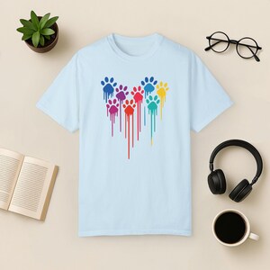Camiseta con estampado de corazón y pata de arcoíris - Comfort Colors Tee Chambray