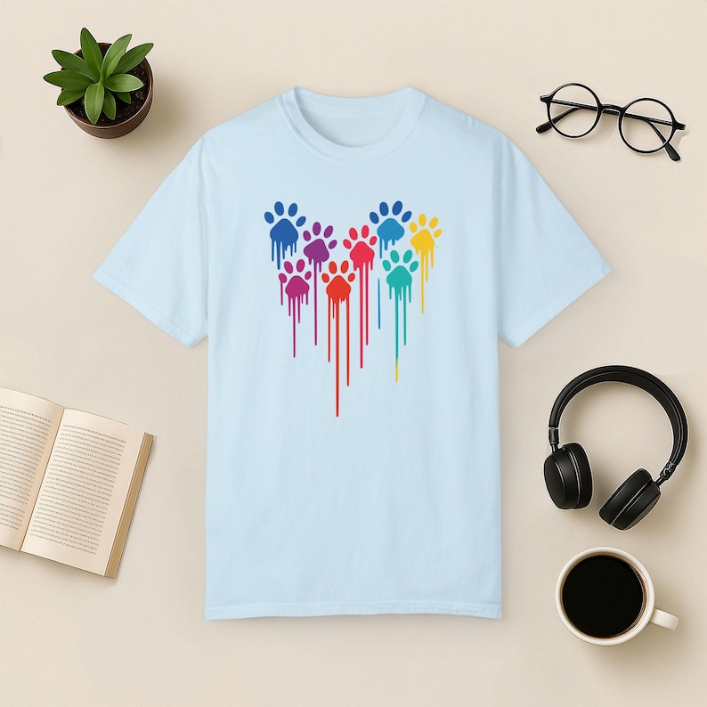 Camiseta con estampado de corazón y pata de arcoíris - Comfort Colors Tee Chambray