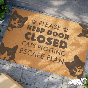 Keep Door Closed Cat Doormat: Funny Cat Lover Decor
