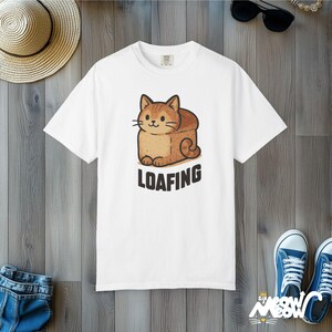 Comfort Colours Loafing Cat-T-shirt: Funny Kitty Bread-T-shirt White
