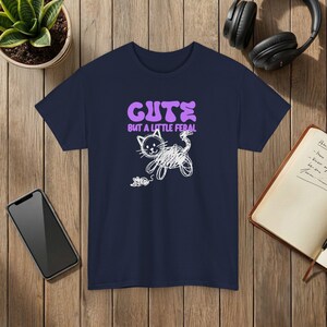 野良猫とネズミのグラフィックTシャツ、いたずら好きな猫のデザイン Navy
