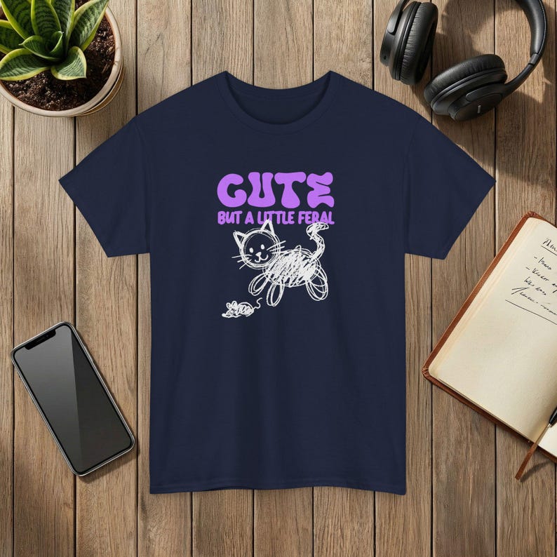 野良猫とネズミのグラフィックTシャツ、いたずら好きな猫のデザイン Navy