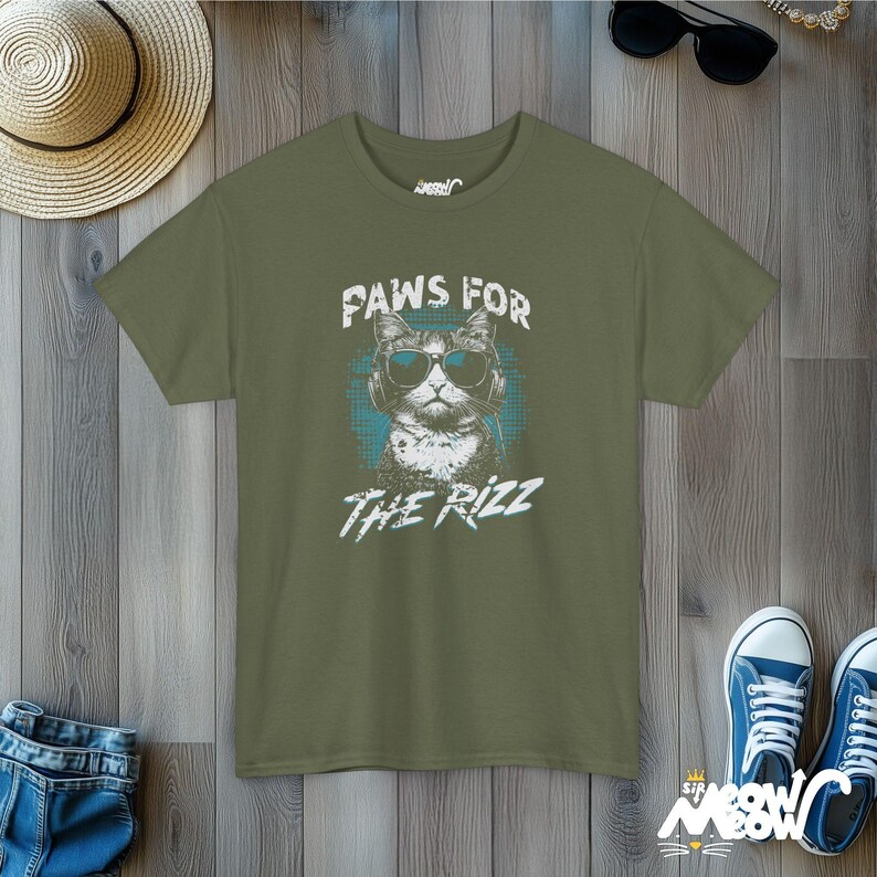 Tatzen für The Rizz T-Shirt: Lustige Katze mit Kopfhörern Military Green