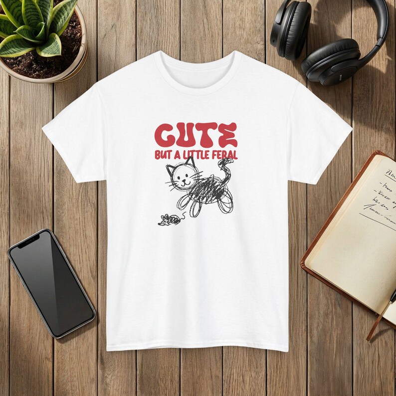 野良猫とネズミのグラフィックTシャツ、いたずら好きな猫のデザイン White