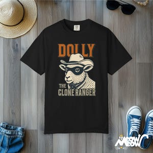 Camiseta de Dolly la Ranger Clonada: Divertida camiseta con estampado de oveja vaquera y colores cómodos. Black