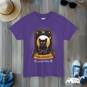 Camiseta Zoomies Tarot Cat: Camiseta de la carta del Caos Felino Lilac