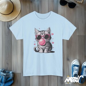 Koszulka z kotem Bubblegum, okulary przeciwsłoneczne vintage, koszulka dla miłośników zwierząt Light Blue