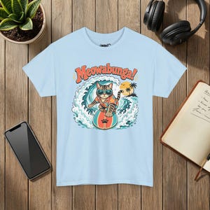Camiseta Meowabunga Surfing Cat, regalo retro para amantes de los gatos playeros (estampado frontal) imagen 3