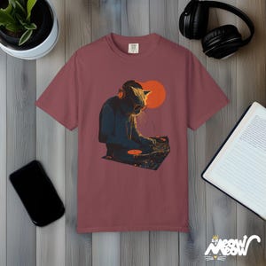 DJ Cat T-Shirt: Retro Plattenspieler Grafik-T-Shirt - Komfortfarben Vineyard