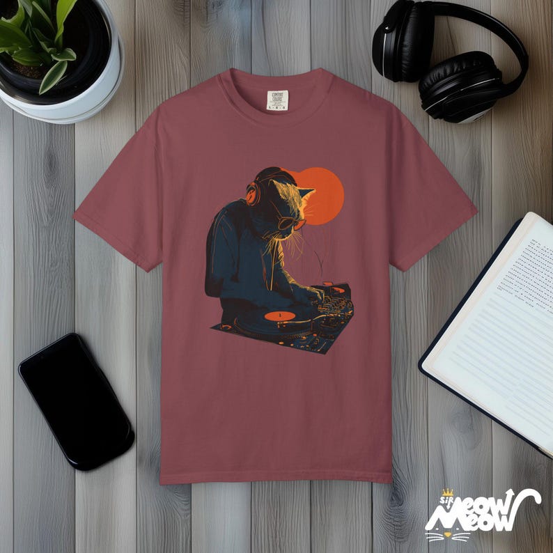 DJ Cat T-Shirt: Retro Plattenspieler Grafik-T-Shirt - Komfortfarben Vineyard