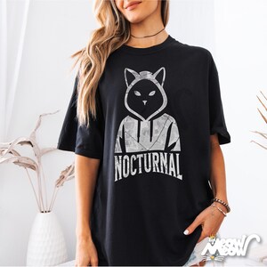 Camiseta Gato Nocturno: Diseño de sudadera urbana con capucha Black