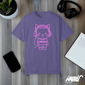 Comfort Colors Neon Cat-koptelefoon-T-shirt: Kawaii Vaporwave-T-shirt Grape