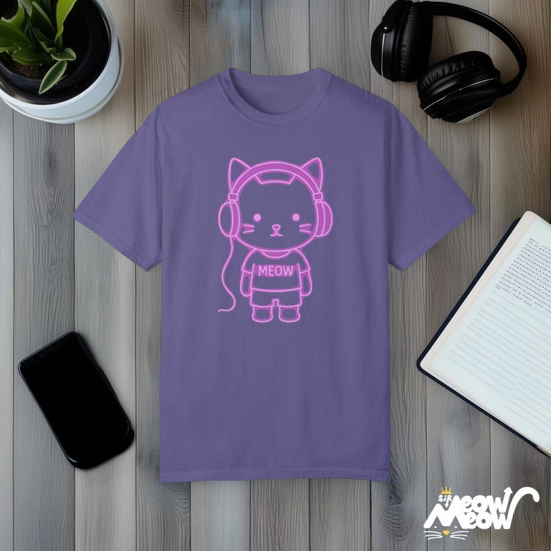 Comfort Colors Neon Cat-koptelefoon-T-shirt: Kawaii Vaporwave-T-shirt Grape