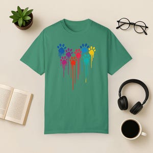 Camiseta con estampado de corazón y pata de arcoíris - Comfort Colors Tee Grass