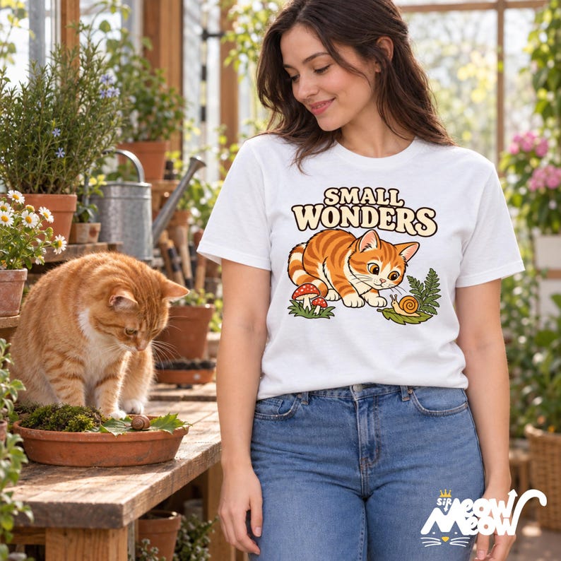 Camiseta Small Wonders con diseño de gato y caracol, regalo para amantes de la naturaleza y el bosque, Gildan 5000 imagen 3